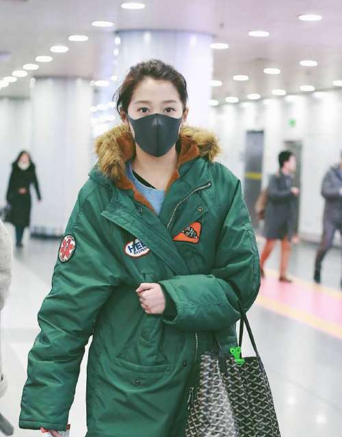 处女座女生关晓彤机场街拍