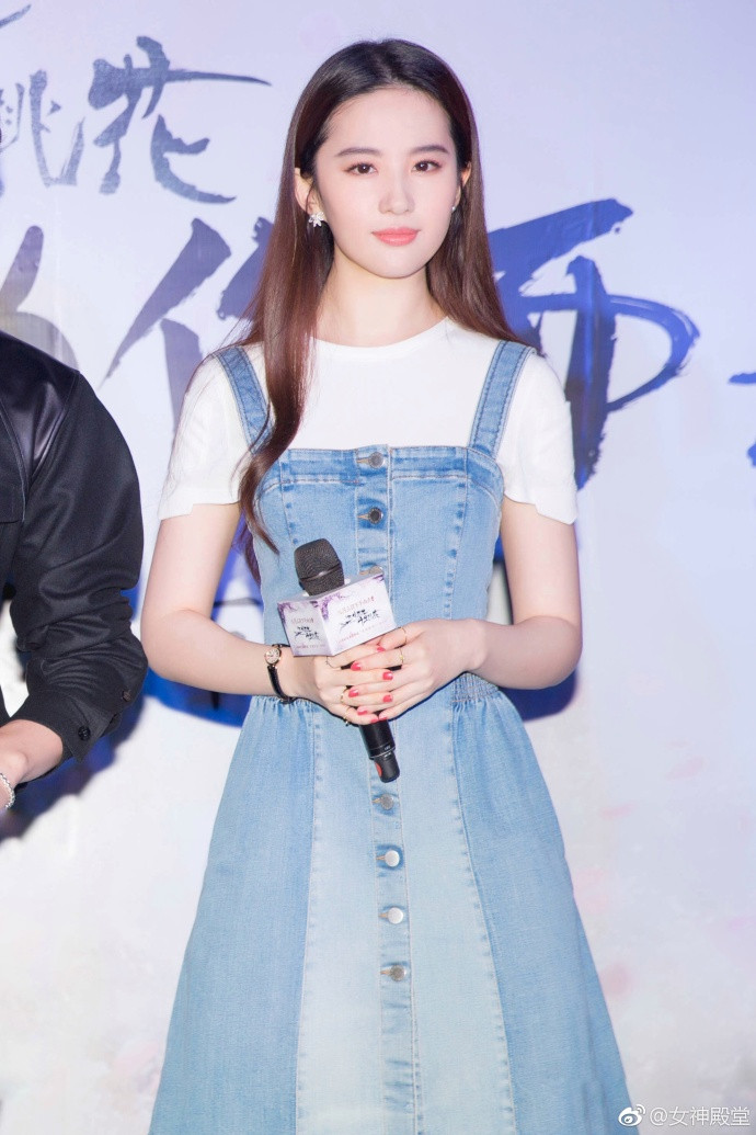 小仙女姐姐刘亦菲白色T恤搭配牛仔长裙少女心十