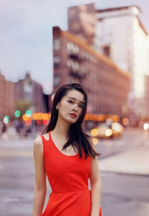 红裙加身的江苏明星李沁娇俏清丽图片