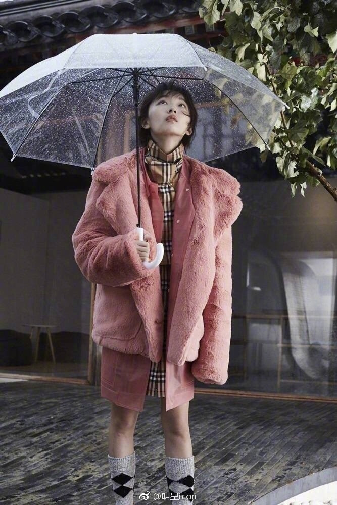 河北明星周冬雨冬夏时装酷劲十足眼神迷离