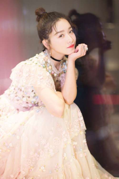 东北明星阚清子出席​COSMO时尚美丽盛典礼服