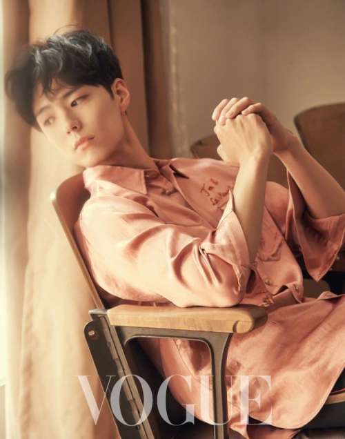 韩国男明星帅哥朴台湾版《VOGUE》2月刊封面