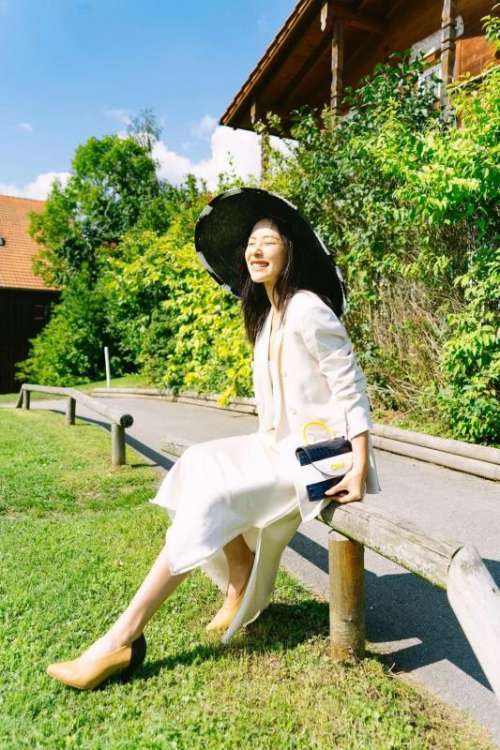文艺图片 内地女演员江一燕白色系秋游穿搭