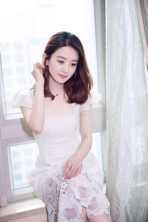 河北明星#赵丽颖# 剪了短发的颖宝一袭白裙