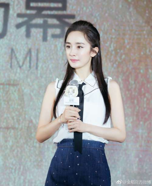 大眼明星杨幂代言活动现场美图