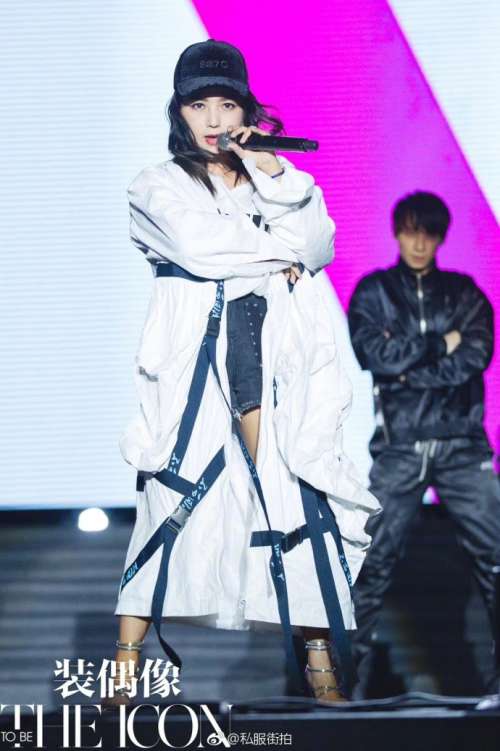大眼明星何洁与韩国歌手CL撞衫MARRKNULL实验室