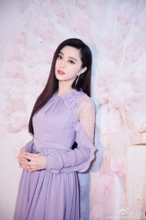 大眼明星紫色仙裙出席雅思兰黛活动