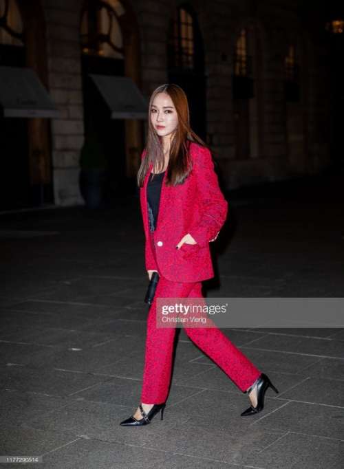韩国图片 郑秀妍zadig&voltaire秀场外图