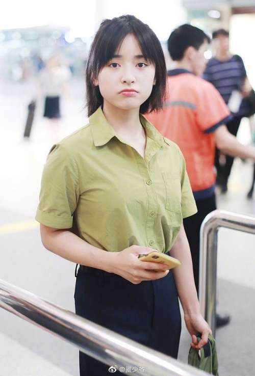 95后图片 女明星沈月机场街拍图片