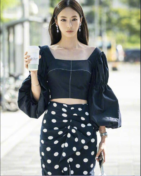 韩国演员李多喜长发美照图片