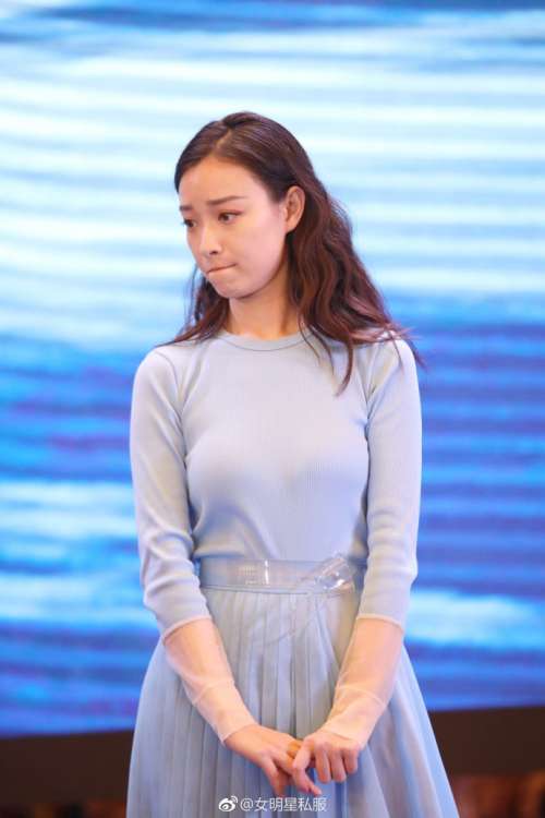 大眼明星倪妮身穿水蓝色裙装出席某活动清