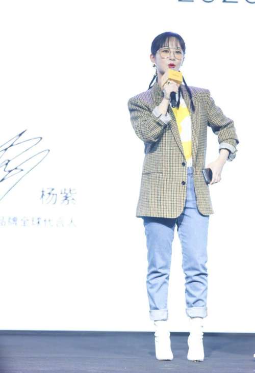 90后中国演员杨紫千鸟格西装出席活动图片