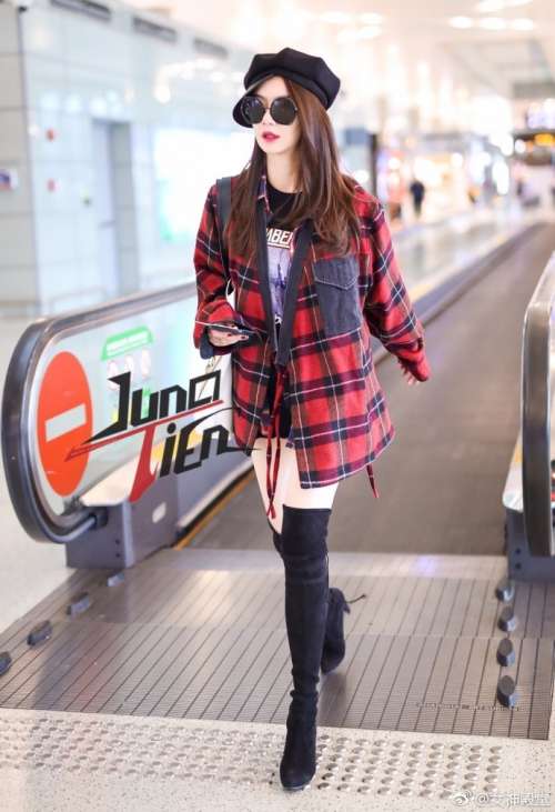 小脸明星戚薇今日现身机场时尚搭配街拍图