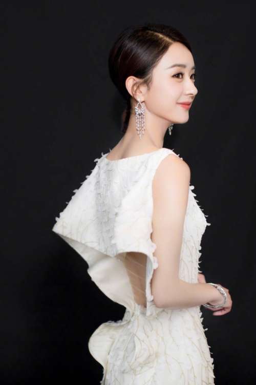 大眼明星赵丽颖尖叫之夜白色礼服美呆众人