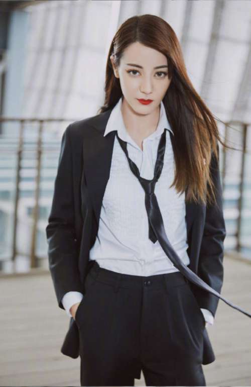新疆图片 内地女明星迪丽热巴西服帅气图片