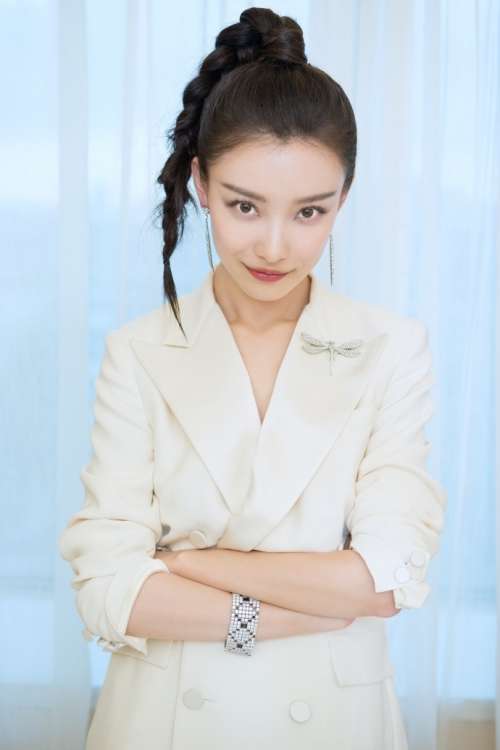大眼明星倪妮白西服出席活动图片