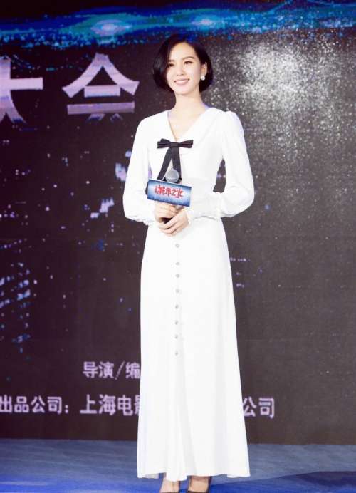 北京明星刘诗诗优雅的短发搭配白色连衣裙