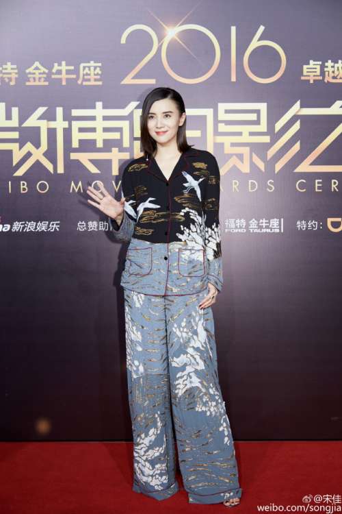 明星图片_小宋佳微博之夜红毯造型
