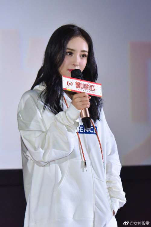 北京明星杨幂白色卫衣搭配豹纹短裙济南路