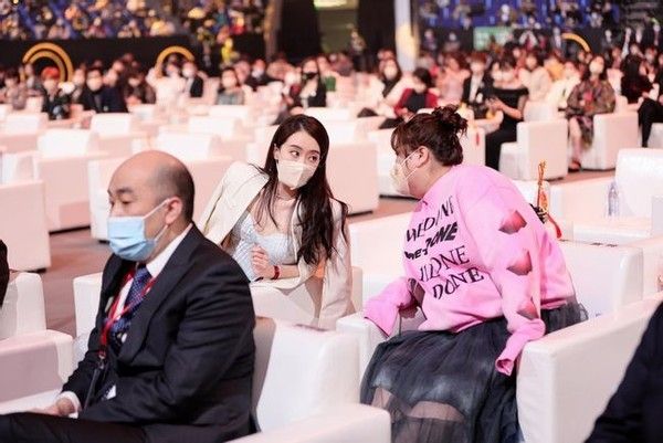 网曝张小斐在摄影棚临时加拍，网友等她四个小时，白白损失数万元