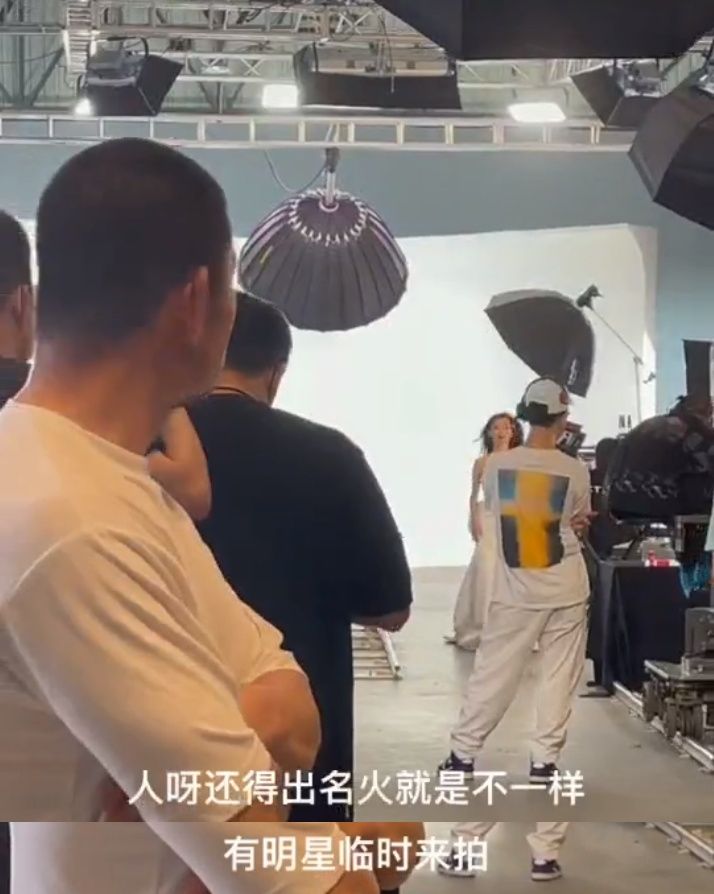 网曝张小斐在摄影棚临时加拍，网友等她四个小时，白白损失数万元
