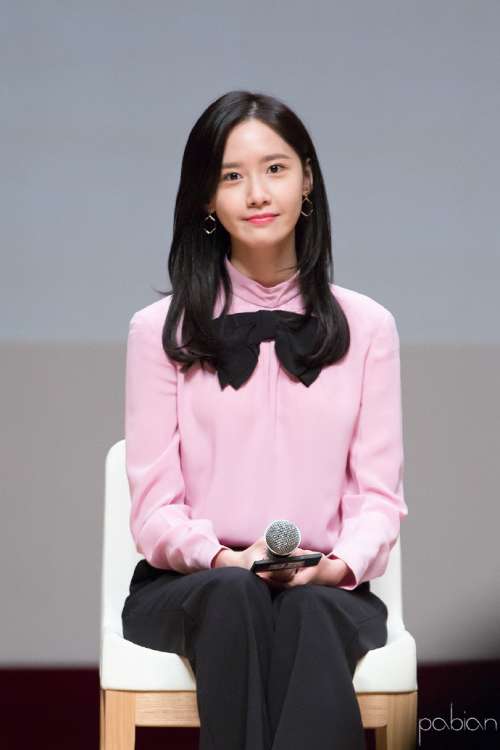 韩国明星林允儿粉色衬衫活动照