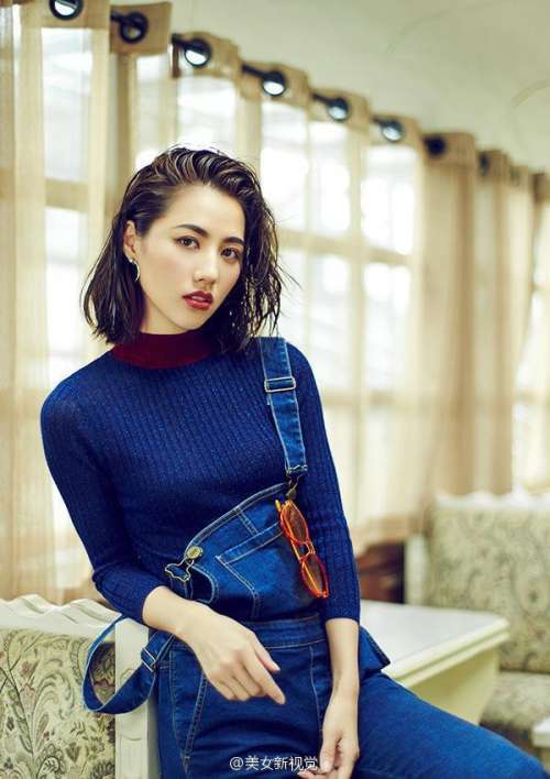 短发董琦kiki蓝色背带牛仔裤唯美写真