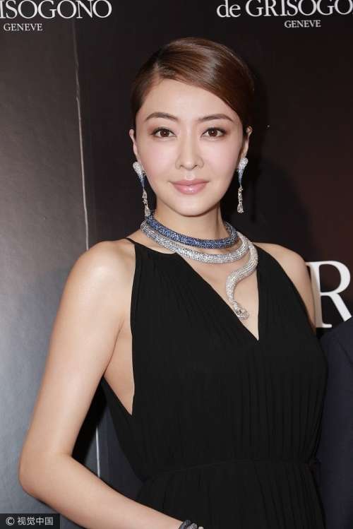 香港明星熊黛林现身某活动身着黑色深V长裙