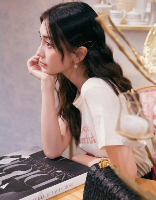 中国明星angelababy皮衣格子裙亮相巴黎时装周