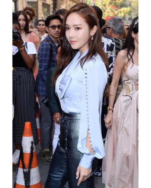 韩国明星郑秀妍Jessica巴黎时装周街拍图片
