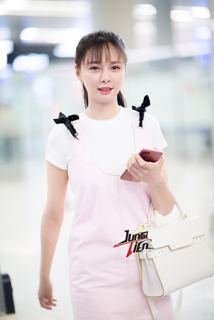 湖南主持人沈梦辰少女感满满机场街拍照
