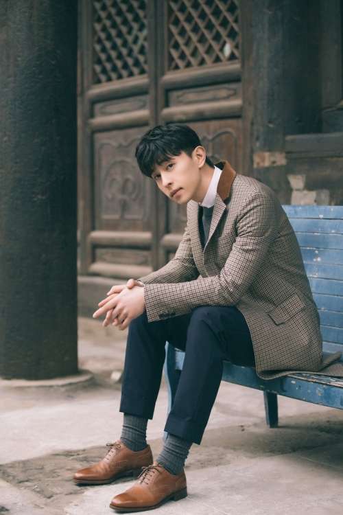 小鲜肉男明星帅哥身穿半长款风衣搭配西裤