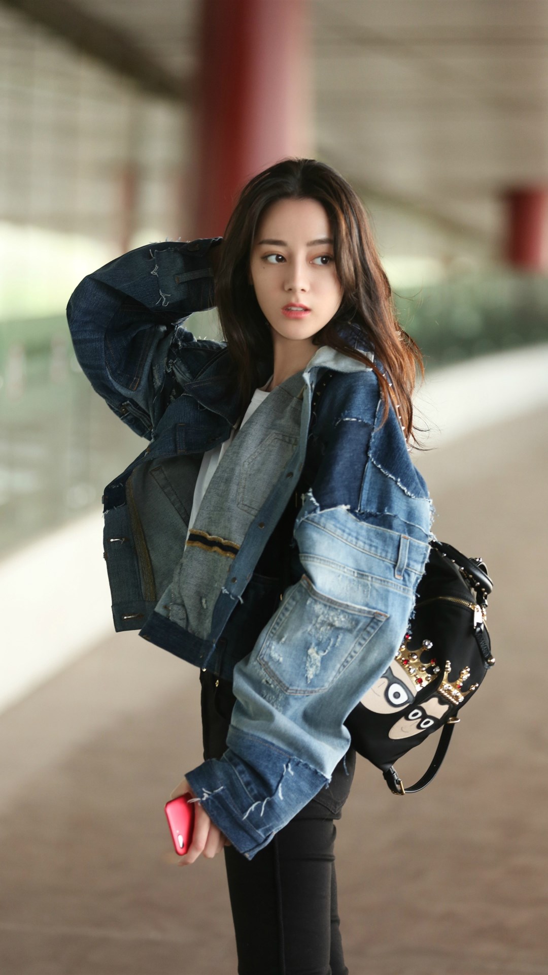 明星迪丽热巴机场写真图片