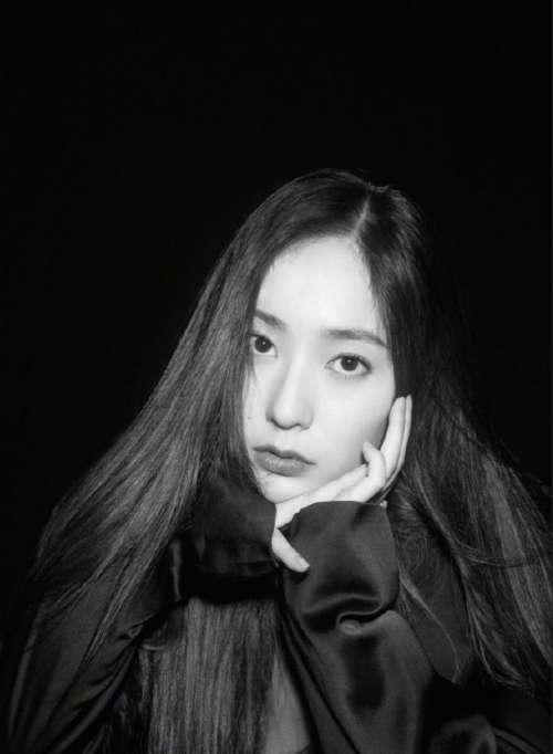 韩国图片 女歌手郑秀晶《Urbanlik》黑白硬照