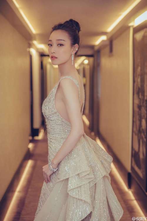 倪妮红毯写真_一身深v背礼服将身材完美展现