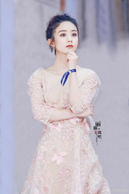 河北明星赵丽颖丸子头礼服搭配精致妆容活