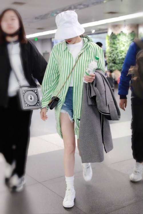 新疆明星迪丽热巴渔夫帽白色超短裤绿色条