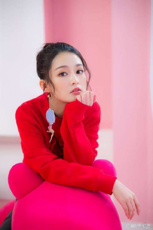 明星李沁丸子头甜美范儿古灵精怪满满少女