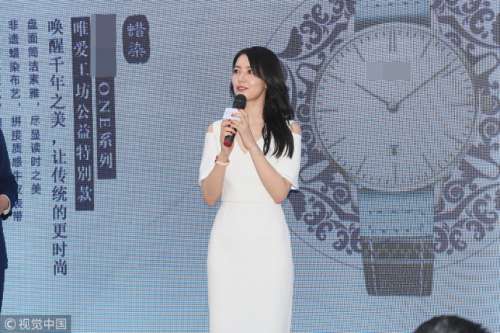 大眼明星高圆圆白裙香肩女神范十足现身