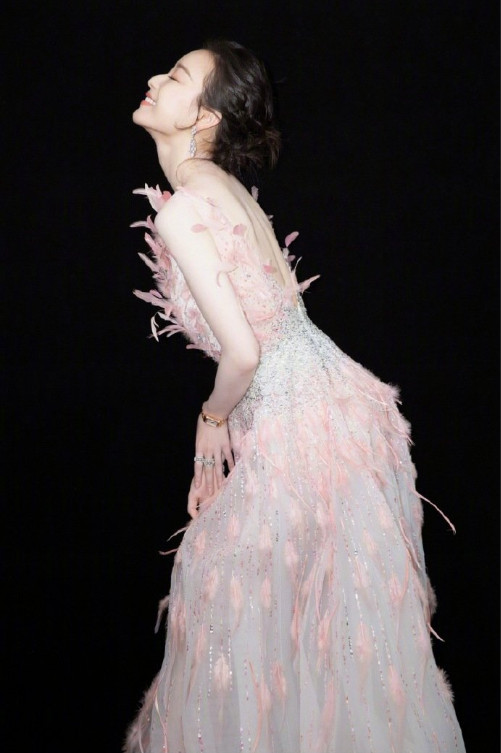中国明星倪妮2019礼服LOOK身材颜值都很能扛
