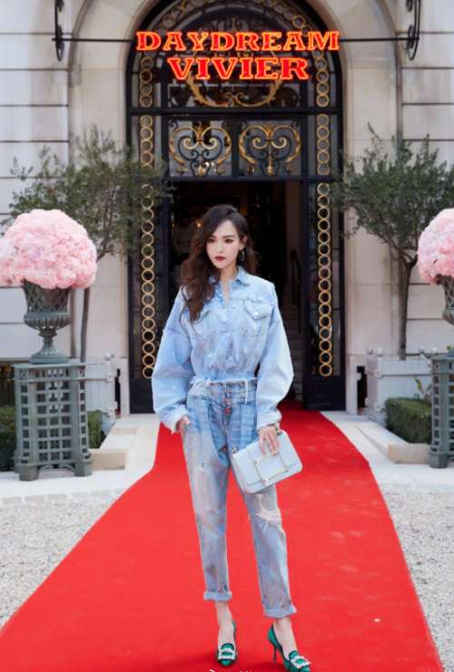 上海明星唐嫣现身RogerVivier2019秋冬系列牛仔