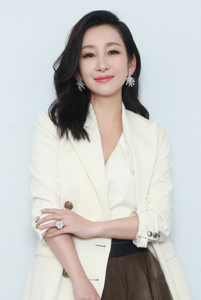 中国图片 内地女明星秦海璐白衬衫百搭造型