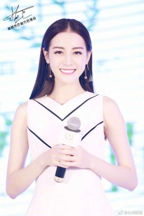 新疆明星迪丽热巴不同款式色彩礼服合辑你