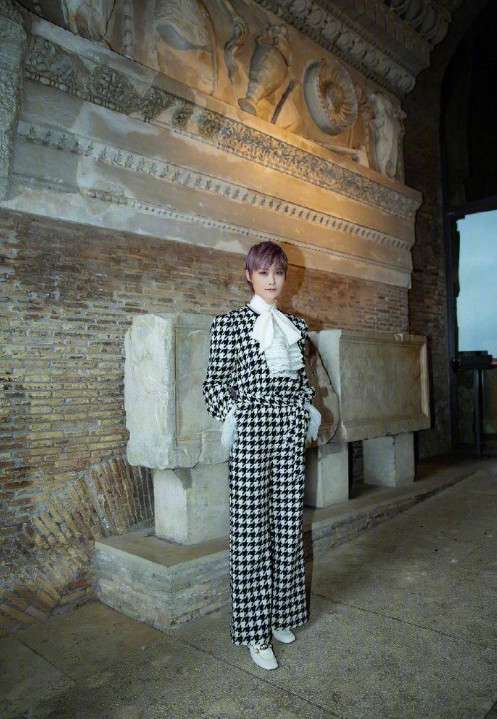 四川明星李宇春出席Gucci大秀复古时髦图片