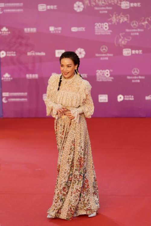 台湾舒淇复古风蕾丝长裙清新优雅亮相