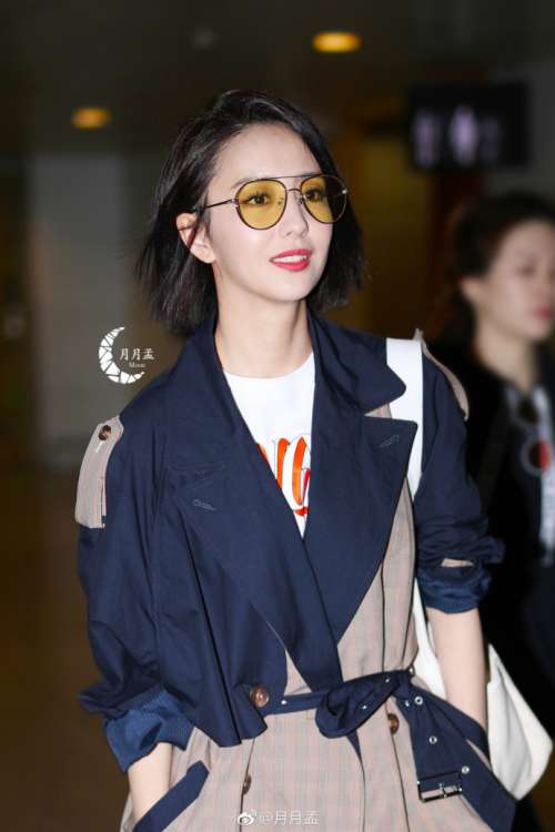 新疆明星佟丽娅职场女精英范儿现身机场时