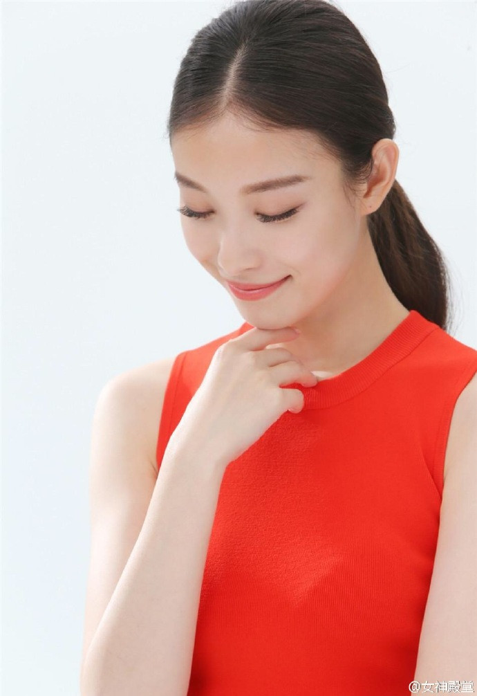 大眼倪妮精彩抓拍每一个动作姿态都美到极