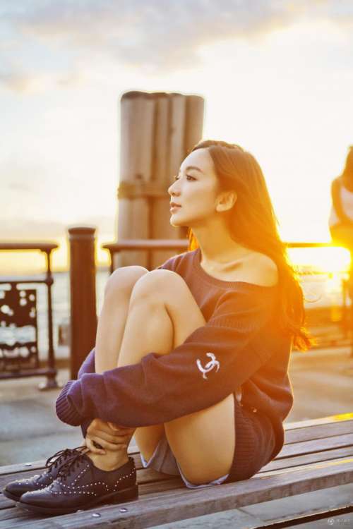 中国演员娄艺潇香肩微赏夕阳写真_娄艺潇