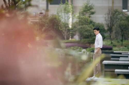 河北男明星白衬衫搭配休闲裤帅气图片