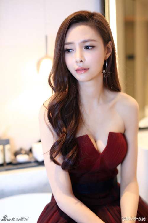 湖南明星沈梦辰酒红色长裙礼服唯美图片
